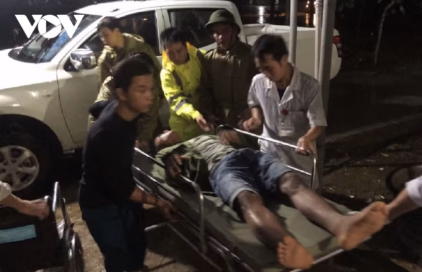 Những công nhân của thủy điện Rào Trăng 3 bị thương được chuyển về bệnh viện Bình Điền điều trị. Ảnh: VOV