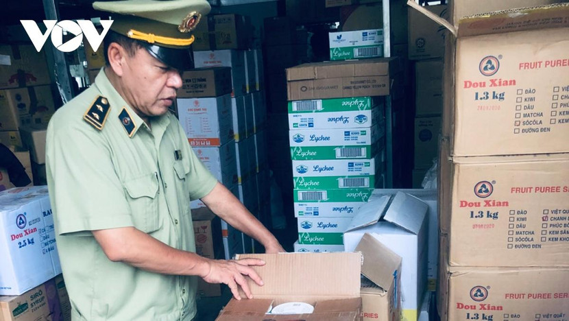 Lô hàng nguyên liệu pha chế trà sữa không rõ nguồn gốc đang được kinh doanh. Ảnh: VOV Lô hàng nguyên liệu pha chế trà sữa không rõ nguồn gốc đang được kinh doanh. Ảnh: VOV