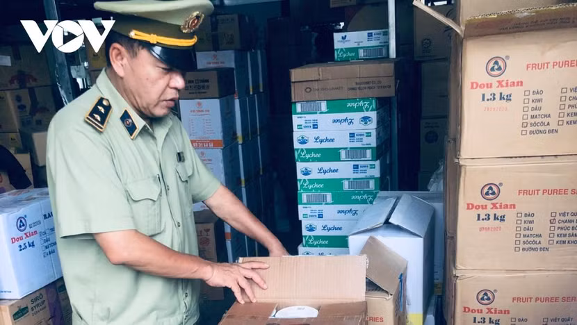 Lô hàng nguyên liệu pha chế trà sữa không rõ nguồn gốc đang được kinh doanh. Ảnh: VOV