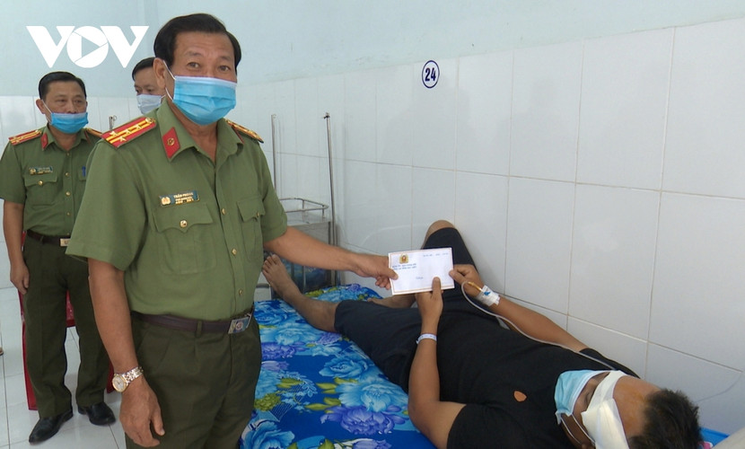 Đại tá Trần Phong - Phó Bí thư Đảng ủy, Phó Giám đốc Công an tỉnh Bạc Liêu thăm hỏi, động viên Đại úy Phan Văn Đúng, bị thương khi làm nhiệm vụ. Ảnh: VOV