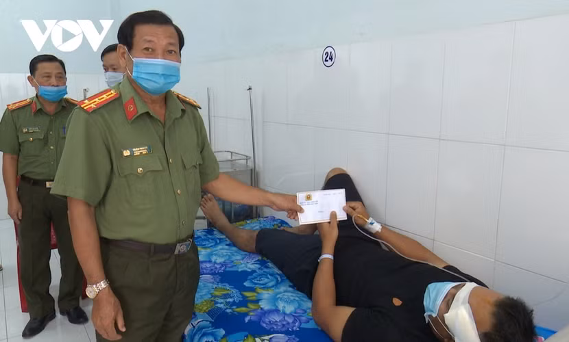 Đại tá Trần Phong - Phó Bí thư Đảng ủy, Phó Giám đốc Công an tỉnh Bạc Liêu thăm hỏi, động viên Đại úy Phan Văn Đúng, bị thương khi làm nhiệm vụ. Ảnh: VOV