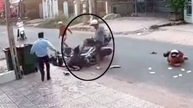 Thành lao đến đạp, đá vào đầu nữ sinh - Ảnh cắt từ clip