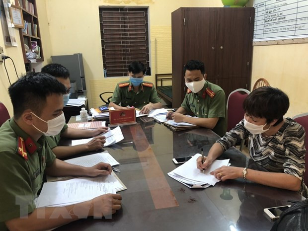 Cơ quan công an huyện Thanh Hà làm việc với đối tượng tung tin giả về dịch bệnh COVID-19. (Ảnh: TTXVN)