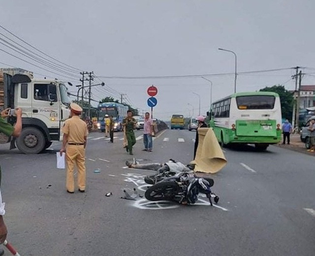 Hiện trường vụ tai nạn nghiêm trọng trên Quốc lộ 1 khiến nam thanh niên đi xe máy tử vong. Ảnh: Dân Trí