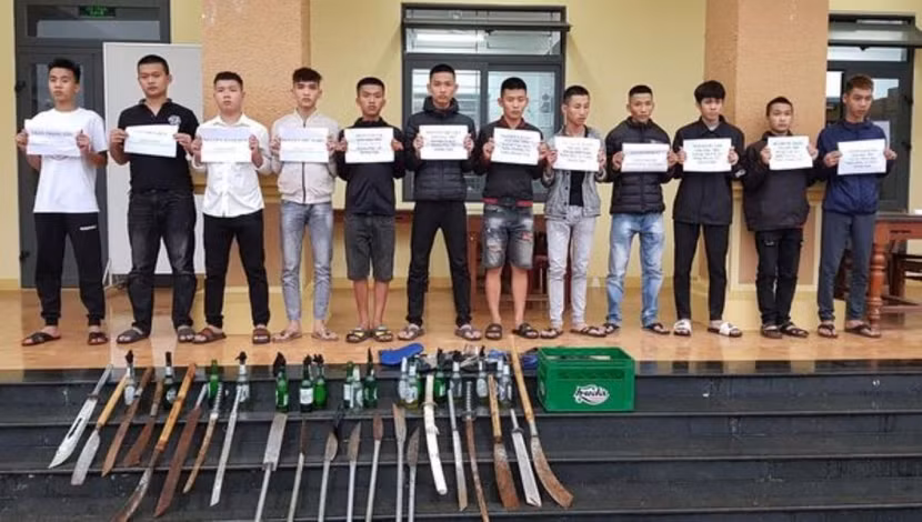 Nhóm thanh niên cùng hung khí bị công an bắt giữ. Ảnh: VOV
