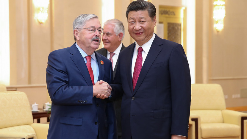 Đại sứ Mỹ Terry Branstad (ảnh trái) trong một lần hội kiến Chủ tịch Trung Quốc Tập Cận Bình