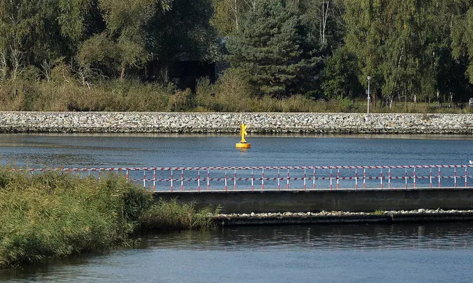 Vị trí quả bom được đánh dấu bằng phao màu vàng Vị trí quả bom được đánh dấu bằng phao màu vàng