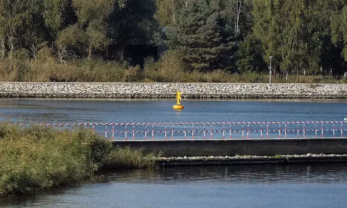 Vị trí quả bom được đánh dấu bằng phao màu vàng