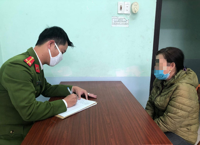 Công an làm việc với bà H. để làm rõ tin trình báo bị cướp. Ảnh: NLD