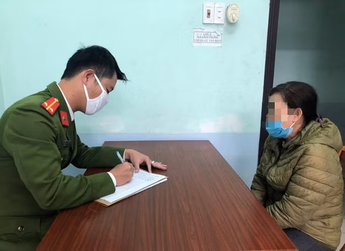 Công an làm việc với bà H. để làm rõ tin trình báo bị cướp. Ảnh: NLD