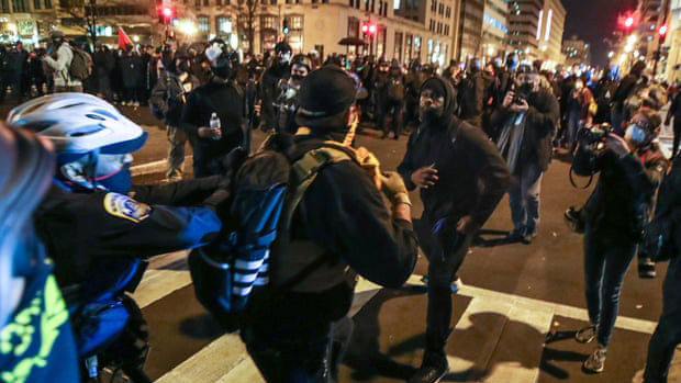 Cuộc ẩu đả giữa người ủng hộ và phản đối Tổng thống Trump