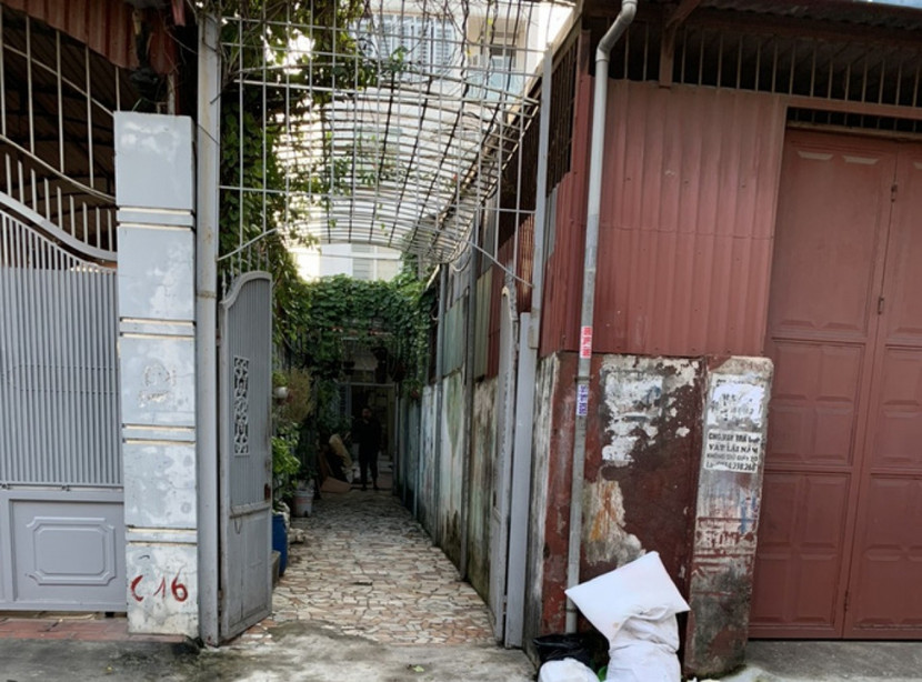 Bên ngoài khu nhà trọ nơi xảy ra sự việc. Ảnh: VOV