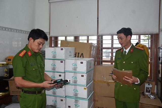 Số lượng hàng hóa trên xe tải mang BKS 75C-055.81 do nước ngoài sản xuất không có hóa đơn chứng từ. Ảnh: Dân Trí