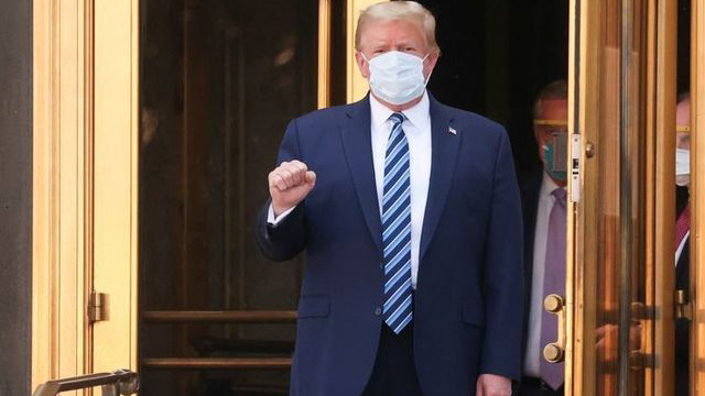 Tổng thống Trump giơ nắm tay thể hiện sự quyết tâm rồi bước lên xe ô tô để ra trực thăng trở về Nhà Trắng Tổng thống Trump giơ nắm tay thể hiện sự quyết tâm rồi bước lên xe ô tô để ra trực thăng trở về Nhà Trắng