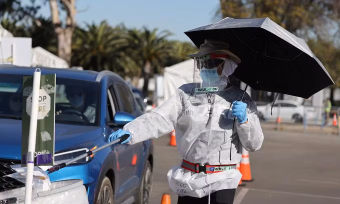 Nhân viên y tế Mỹ tại một điểm xét nghiệm Covid-19