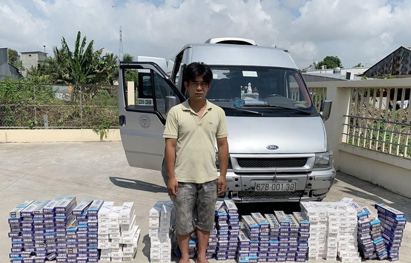 Đối tượng Đặng Thanh Cao cùng phương tiện và tang vật. Ảnh: TTXVN