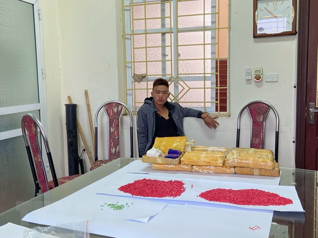 Đối tượng Hạng Seo Trung cùng tang vật bị thu giữ. Ảnh: TTXVN Đối tượng Hạng Seo Trung cùng tang vật bị thu giữ. Ảnh: TTXVN