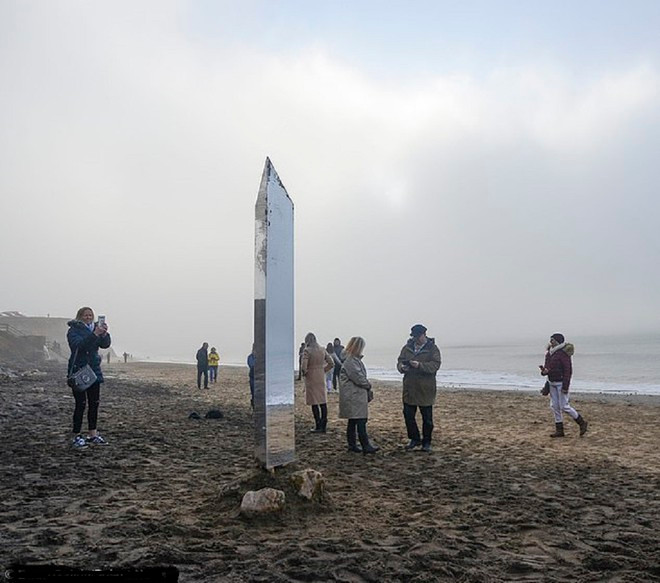 Du khách đổ xô đến xem trụ kim loại bí ẩn ở hạt Isle of Wight, Anh