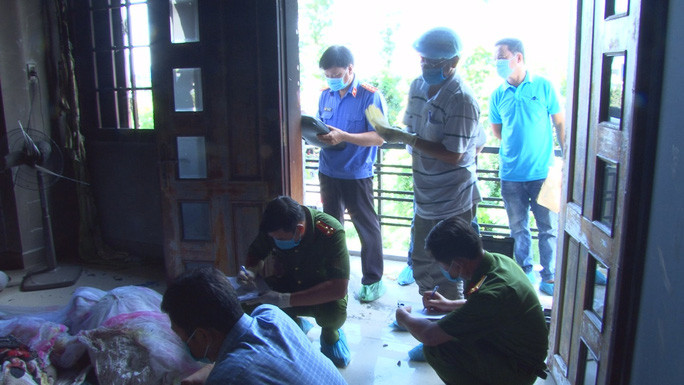 Lực lượng chức năng đang khám nghiệm hiện trường để làm rõ nguyên nhân dẫn đến vụ án. Ảnh: Nld.com.vn Lực lượng chức năng đang khám nghiệm hiện trường để làm rõ nguyên nhân dẫn đến vụ án. Ảnh: Nld.com.vn