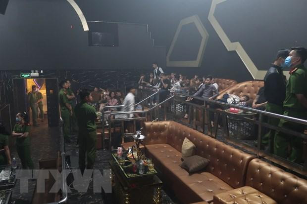 Lực lượng cảnh sát tiến hành kiểm tra tại các quán bar. Ảnh: TTXVN Lực lượng cảnh sát tiến hành kiểm tra tại các quán bar. Ảnh: TTXVN