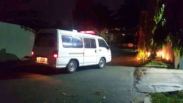 Xe của lực lượng chức năng có mặt tại khu vực hiện trường xảy ra vụ án. Ảnh: Dân Trí Xe của lực lượng chức năng có mặt tại khu vực hiện trường xảy ra vụ án. Ảnh: Dân Trí