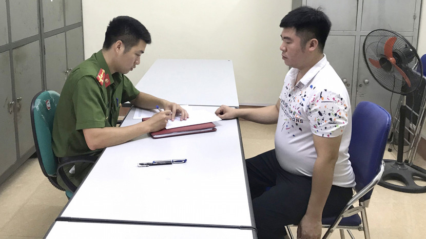 Công an làm việc với đối tượng Bùi Mạnh Hùng. Ảnh: VOV