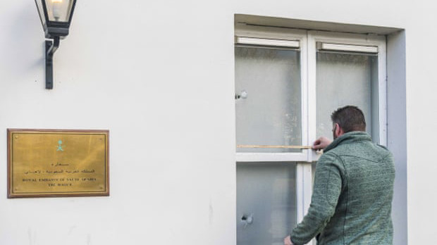 Các vết đạn xuất hiện trên cửa sổ Đại sứ quán Arập Xê-út ở The Hague