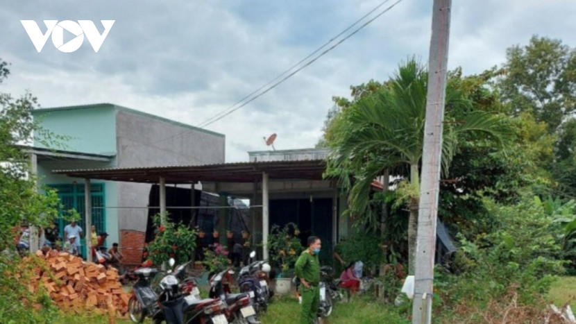 Công an phát hiện thi thể nạn nhân trong nhà bà Điệp. Ảnh: VOV