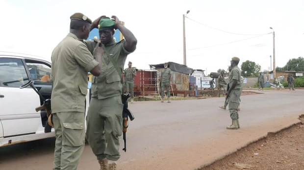 BInh sĩ Mali thiết lập chốt kiểm soát tạm thời ở Kati, ngoại ô Thủ đô Bamako