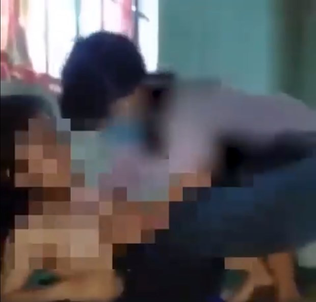 Ba đối tượng đã lột áo thiếu nữ 17 tuổi rồi quay clip tung lên mạng xã hội. (Nguồn: Facebook) Ba đối tượng đã lột áo thiếu nữ 17 tuổi rồi quay clip tung lên mạng xã hội. (Nguồn: Facebook)