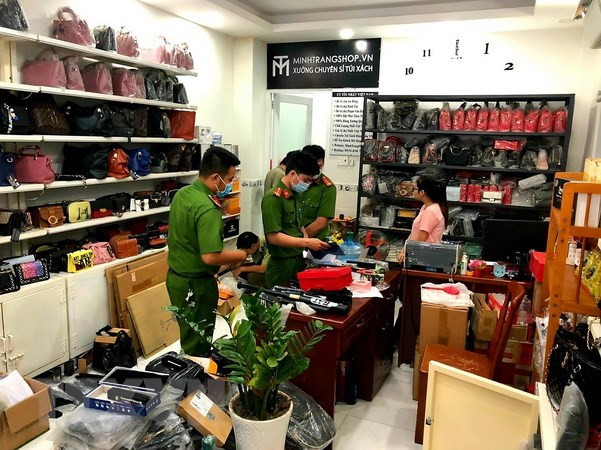 Lực lượng chức năng kiểm tra cửa hàng kinh doanh túi xách bắt giữ lô công cụ hỗ trợ cực lớn. Ảnh: TTXVN