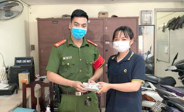 Em Kiều Anh giao số tiền gần 200 triệu đồng nhặt được cho Công an phường 14 (quận Bình Thạnh) để tìm người đánh rơi. Ảnh: Dân Trí Em Kiều Anh giao số tiền gần 200 triệu đồng nhặt được cho Công an phường 14 (quận Bình Thạnh) để tìm người đánh rơi. Ảnh: Dân Trí