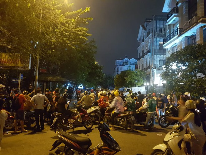 Rất đông người dân hiếu kỳ kéo đến theo dõi vụ việc. Ảnh: TNO Rất đông người dân hiếu kỳ kéo đến theo dõi vụ việc. Ảnh: TNO