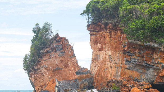 Một phần đảo Ko Hintaek, Thái Lan đã vỡ ra và đang rơi xuống biển