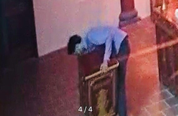 Hình ảnh nam thanh niên trộm tiền công đức bị camera ghi lại. Ảnh: VOV Hình ảnh nam thanh niên trộm tiền công đức bị camera ghi lại. Ảnh: VOV