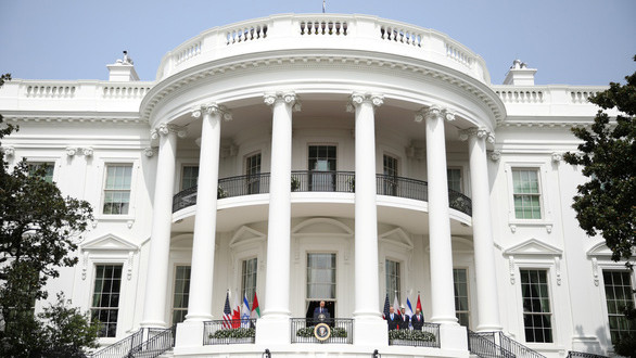 Phong bì khả nghi bị chặn lại tại một trung tâm thư tín của chính phủ trước khi tới Nhà Trắng