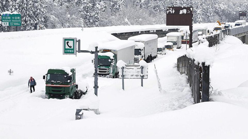 Cảnh tắc đường kinh hoàng trên cao tốc ở Nhật Bản Cảnh tắc đường kinh hoàng trên cao tốc ở Nhật Bản