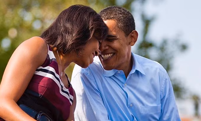 Ảnh chụp vợ chồng cựu Tổng thống Mỹ Barack Obama trong bài đăng trên Instagram hôm 3-10. Ảnh: Instagram/barackobama