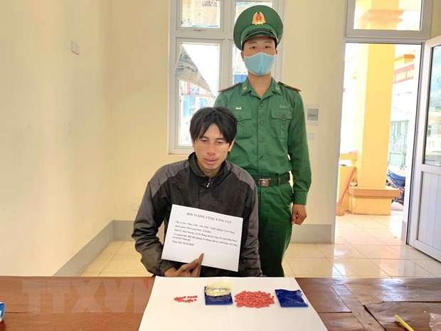 Đối tượng Mùa A Di cùng tang vật bị thu giữ tại cơ quan điều tra. Ảnh: TTXVN