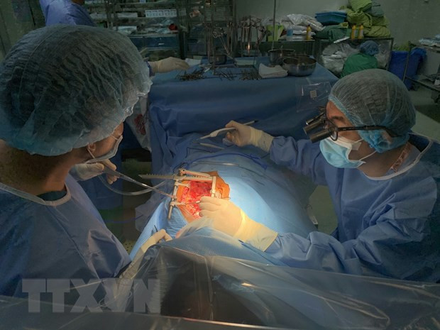Êkíp phẫu thuật cho bệnh nhân ngày 11-11. Ảnh: TTXVN Êkíp phẫu thuật cho bệnh nhân ngày 11-11. Ảnh: TTXVN