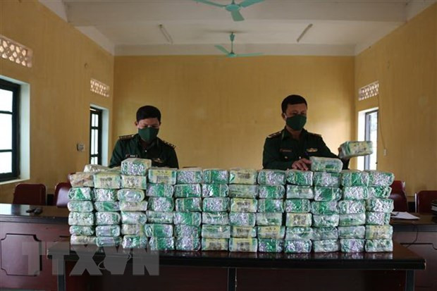 Lực lượng chức năng kiểm tra tang vật các đối tượng bỏ lại tại hiện trường. Ảnh: TTXVN Lực lượng chức năng kiểm tra tang vật các đối tượng bỏ lại tại hiện trường. Ảnh: TTXVN