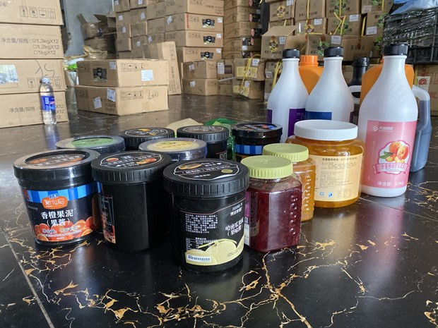 Lực lượng liên ngành tạm giữ gần 10 tấn nguyên liệu trà sữa không có hóa đơn chứng từ trên địa bàn huyện Mê Linh, Hà Nội. Ảnh: Vietnam+ Lực lượng liên ngành tạm giữ gần 10 tấn nguyên liệu trà sữa không có hóa đơn chứng từ trên địa bàn huyện Mê Linh, Hà Nội. Ảnh: Vietnam+