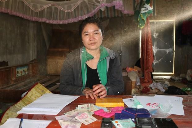 Đối tượng Lù Thị Thinh và tang vật vụ án. Ảnh TTXVN Đối tượng Lù Thị Thinh và tang vật vụ án. Ảnh TTXVN