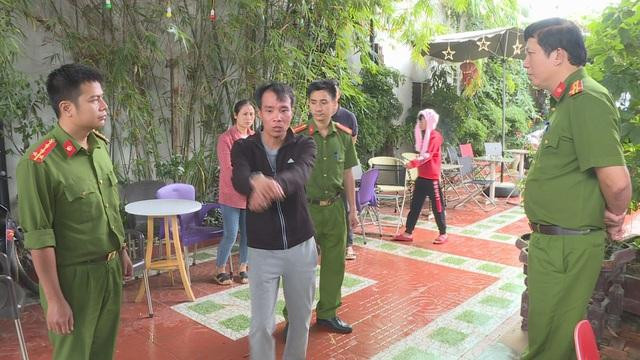 Đối tượng Đỗ Viết Dương thời điểm thực nghiệm hiện trường vụ án. Ảnh: Dân Trí