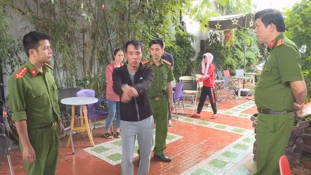 Đối tượng Đỗ Viết Dương thời điểm thực nghiệm hiện trường vụ án. Ảnh: Dân Trí