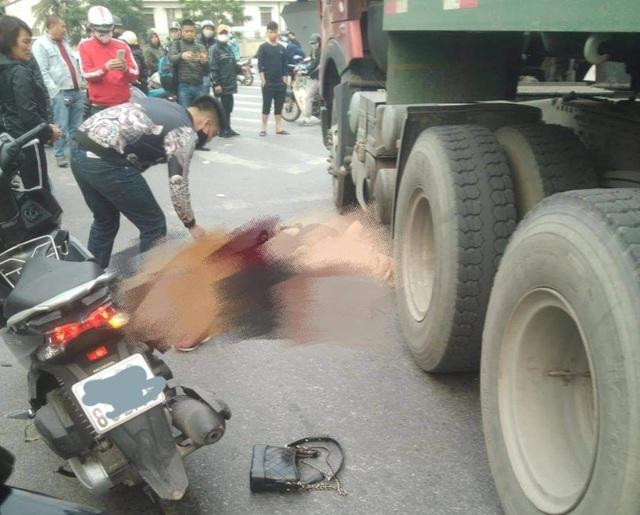 Hai người thương vong sau cú va chạm giữa xe gắn máy và xe container. Ảnh: Page Hải Phòng