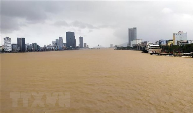 Mực nước trên sông Hàn dâng cao do nước từ thượng nguồn đổ về. Ảnh: TTXVN