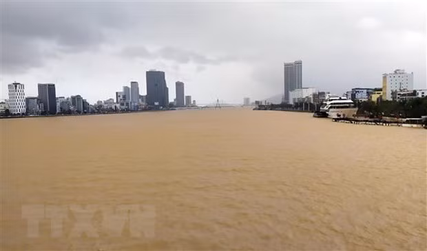 Mực nước trên sông Hàn dâng cao do nước từ thượng nguồn đổ về. Ảnh: TTXVN