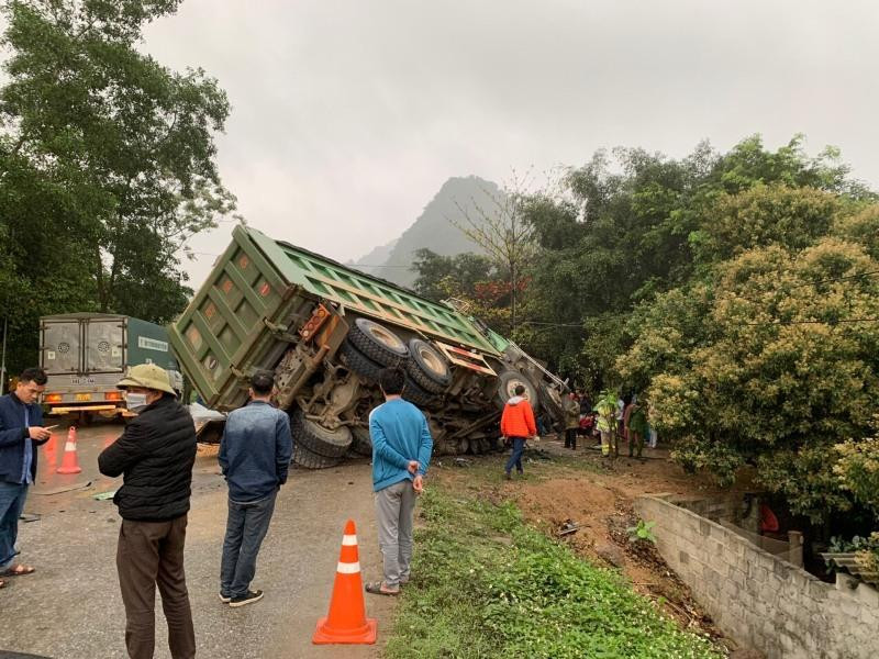 Xe khách đối đầu xe tải ở Hòa Bình làm 3 người chết tại chỗ