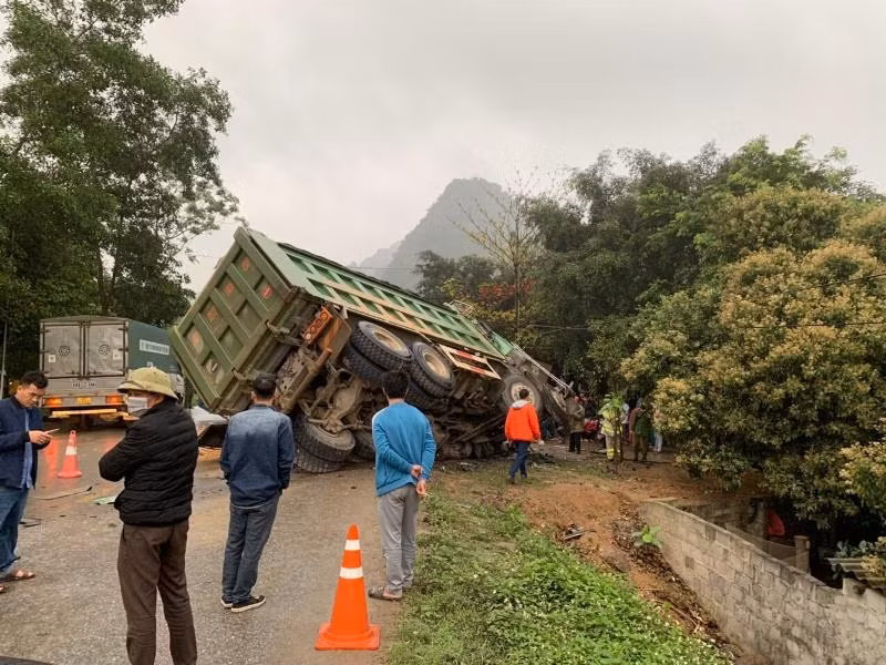 Xe khách đối đầu xe tải ở Hòa Bình làm 3 người chết tại chỗ